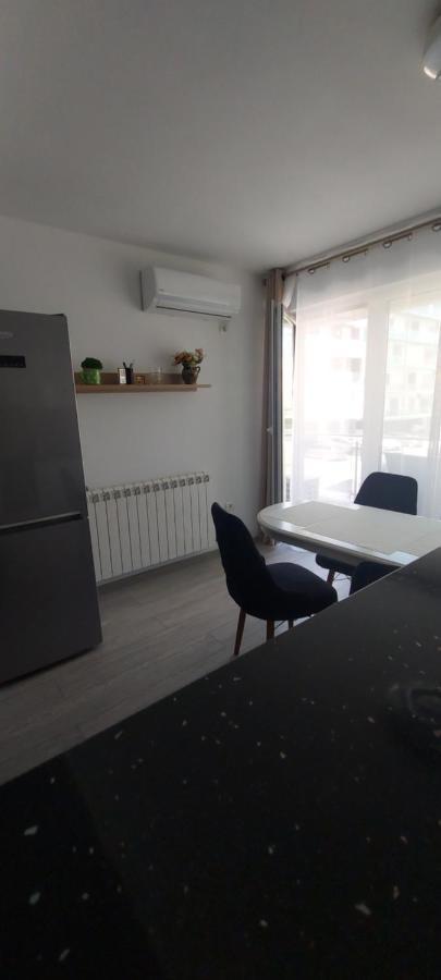 Apartament Nina Apartment นาโวดาริ ภายนอก รูปภาพ
