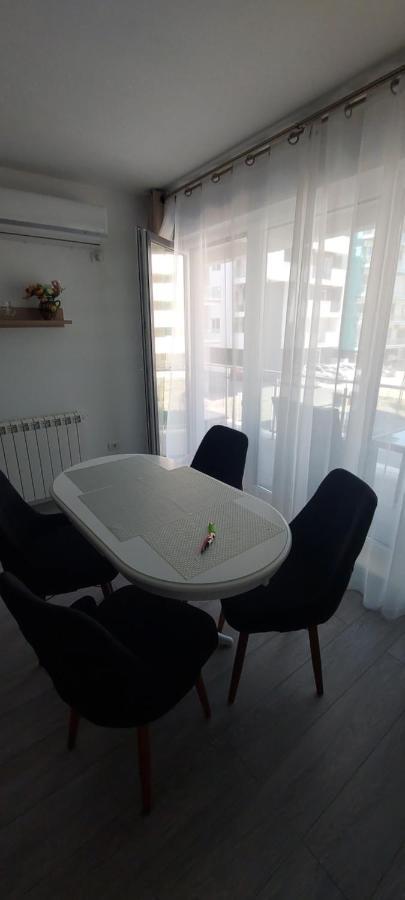 Apartament Nina Apartment นาโวดาริ ภายนอก รูปภาพ